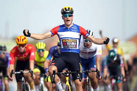 KOOIJ Olav sprintet nach Rom, Simon Yates hält den ewigen Pokal hoch.